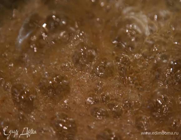 Приготовить карамель: в небольшую кастрюлю всыпать белый сахар, влить 2 ст. ложки воды и прогревать на небольшом огне, пока сахар полностью не растворится, а масса не станет золотистой.
