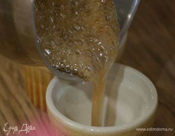 Горячую карамель разлить в небольшие формочки, так чтобы дно было покрыто, сверху выложить творожную массу.