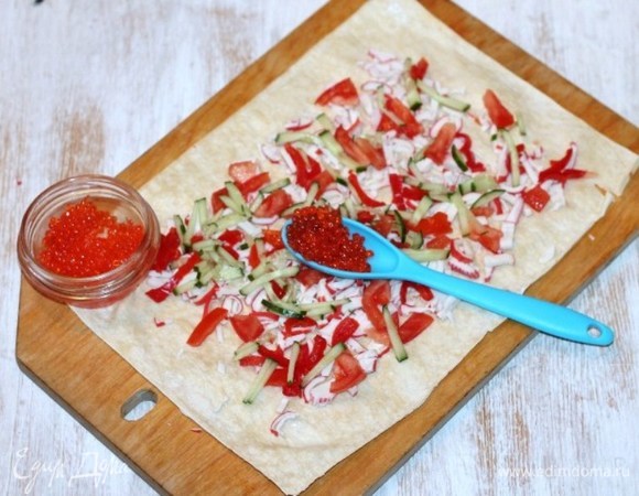 Добавить к начинке красную икру и мелкорубленый чеснок.