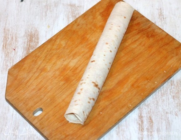 Свернуть лаваш с начинкой, нарезать и выложить на разогретую сковороду, смазанную маслом.