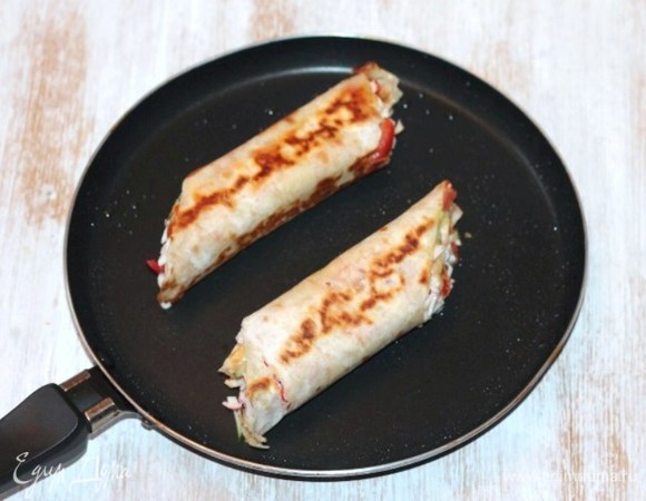 Подрумянивать лаваш с двух сторон до расплавления сыра.