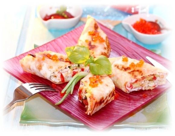 Выложить крутоны на блюдо и украсить веточкой зелени и икрой. Подавать крутоны с кетчупом. С оставшейся частью лаваша поступаем так же. Приятного аппетита!