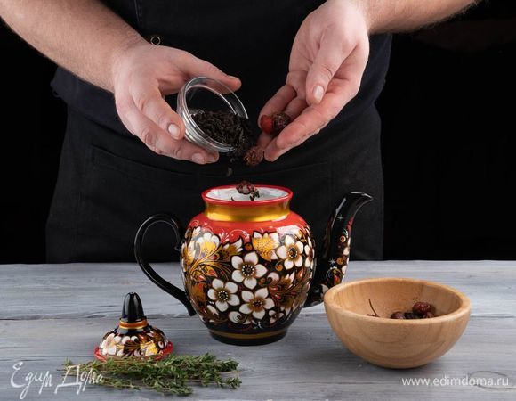 В керамическом чайнике от фабрики «Хохломская роспись» смешайте черный чай, чабрец и плоды шиповника.
