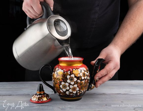 Залейте кипятком и оставьте настояться на 15 минут.