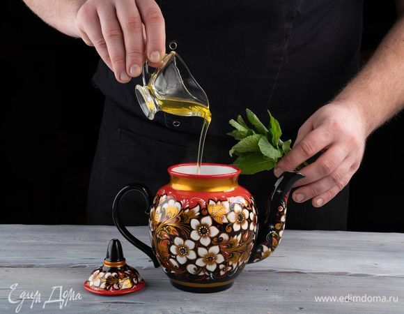 Добавьте листья свежей мяты и мед по вкусу.