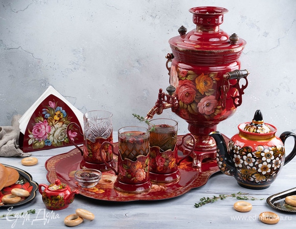 Полезный ароматный чай готов! Для красивой подачи великолепно подойдет набор с самоваром, кованым подносом и подстаканниками от «Жостовской фабрики декоративной росписи» и хрустальными стаканами от «Гусевского хрустального завода им. Мальцова». Приятного чаепития!