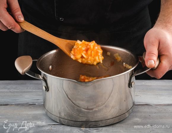 В сотейнике или кастрюле обжарьте на оливковом масле лук до золотистой корочки, затем добавьте помидоры, потушите все вместе.