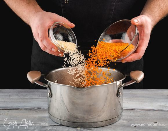 Далее добавьте чечевицу и рис. Обжарьте все в течение 5 минут, помешивая.