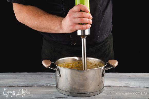 Измельчите готовый суп с помощью блендера. Поставьте кастрюлю с супом на огонь и доведите до кипения.