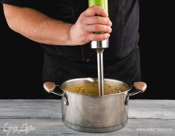 Измельчите готовый суп с помощью блендера. Поставьте кастрюлю с супом на огонь и доведите до кипения.