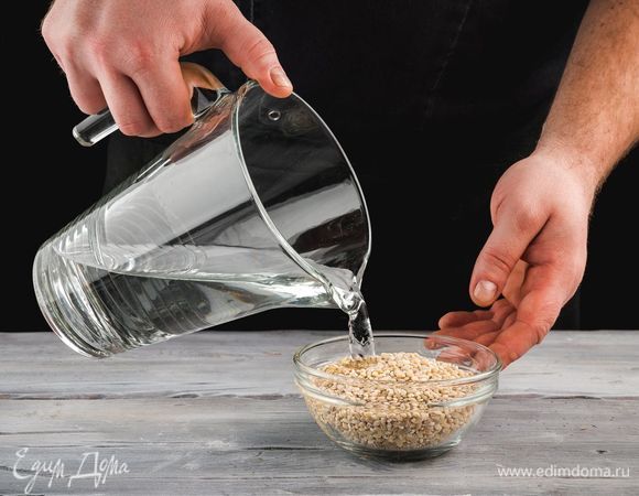 Перловую крупу предварительно замочите в холодной воде на 40 минут.