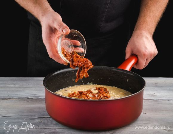 Вяленые помидоры достаньте из масла, нарежьте мелко и добавьте к перловке. Перемешайте и подавайте к столу, украсив веточкой тимьяна.