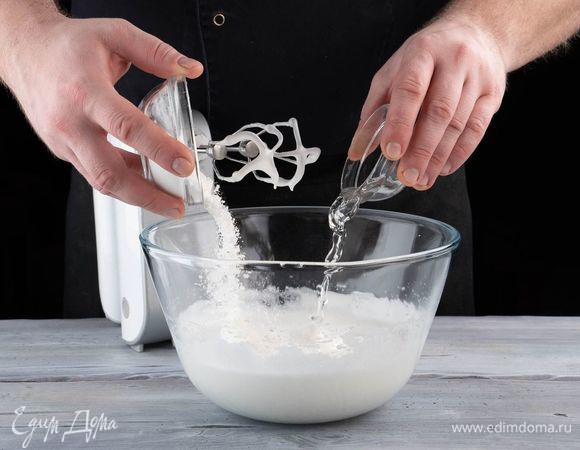 Далее добавьте крахмал и уксус и снова взбейте до полного объединения ингредиентов.
