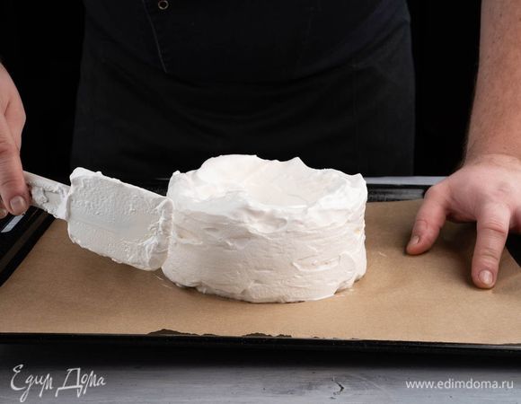 Духовку разогрейте до 100°С. Противень застелите бумагой для выпечки и установите на нее разъемную форму. Взбитую массу поместите в форму и сформируйте «гнездо» с ямкой в центре. Уберите разъемную форму и выпекайте в течение 1 часа, а затем остудите на решетке.