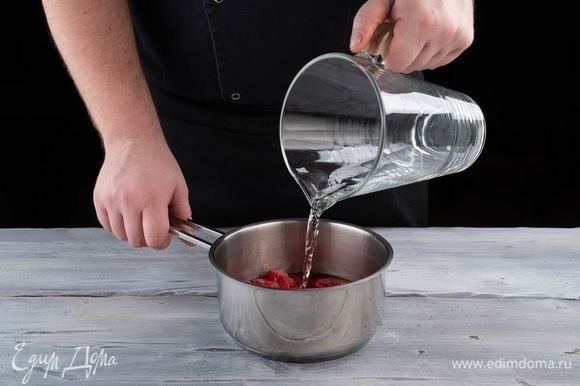 Пока выпекаются меренги, приготовьте малиновый курд. Для этого предварительно разморозьте малину, слейте лишнюю жидкость. Переложите малину в сотейник, добавьте немного воды и проварите 10 минут.