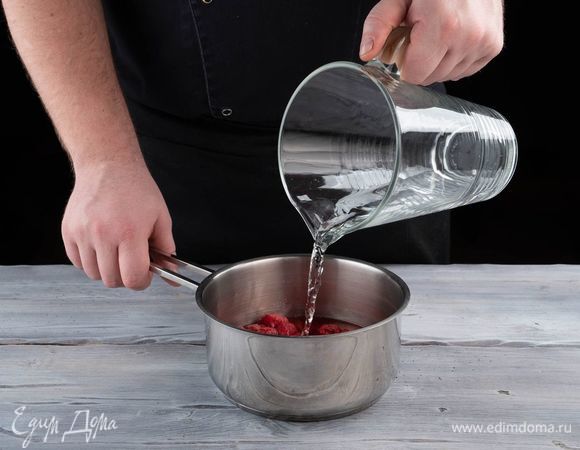 Пока выпекаются меренги, приготовьте малиновый курд. Для этого предварительно разморозьте малину, слейте лишнюю жидкость. Переложите малину в сотейник, добавьте немного воды и проварите 10 минут.