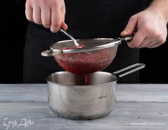 Протрите малину через сито, чтобы у вас получилось гладкое густое пюре без косточек.