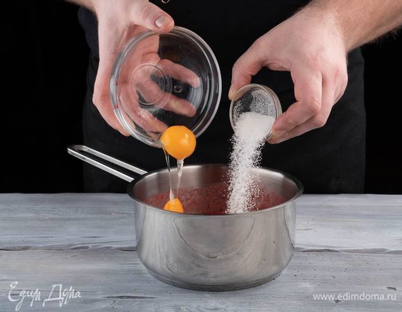 В малиновое пюре добавьте два яичных желтка и сахар, перемешайте и проварите на медленном огне до загустения.