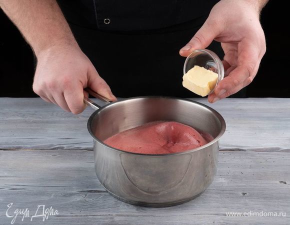 Добавьте в массу кусочек холодного сливочного масла. Перемешайте и остудите.