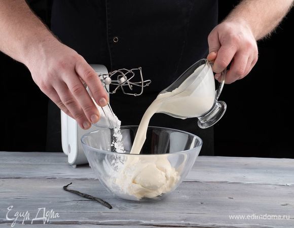 Приготовьте крем. В чаше соедините холодные сливки, творожный сыр, сахарную пудру и семена ванили.
