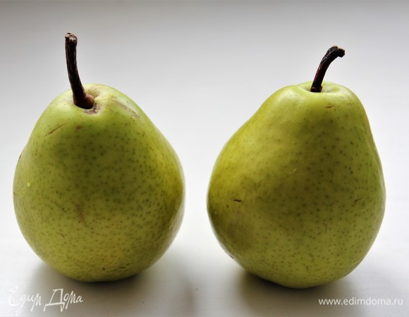 Груши выбрать достаточно плотные. Подготовить чашу с водой 150 мл и 1 ч. л. лимонной кислотой. Она нужна для слайсов, чтобы они не темнели.