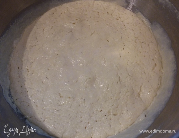 Для опары понадобится холодный кефир, в него нужно раскрошить дрожжи, добавить манную крупу и тщательно перемешать. Накрыть пленкой и оставить в теплом (не больше 25°C) месте на 1 час.