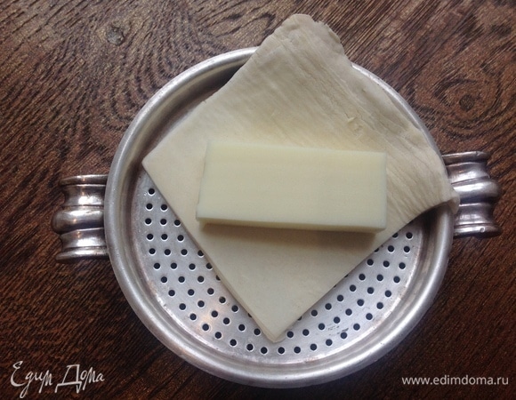 Я беру готовое слоеное тесто. Размораживаю. Нарезаю на равные квадраты. Сыр нарезаю прямоугольником. Делаю три добавки к сыру: тмин, паприка, кунжут.