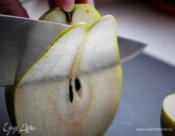 Нарезать грушу слайсами 2–3 мм.