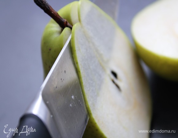 Если есть слайсер или специальная терка, то с ними процесс пройдет более ровным и точным.