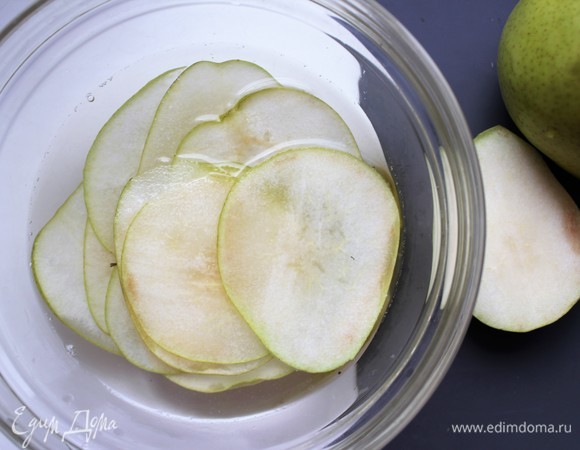 Слайсы отправлять в лимонную воду, чтобы не темнели.