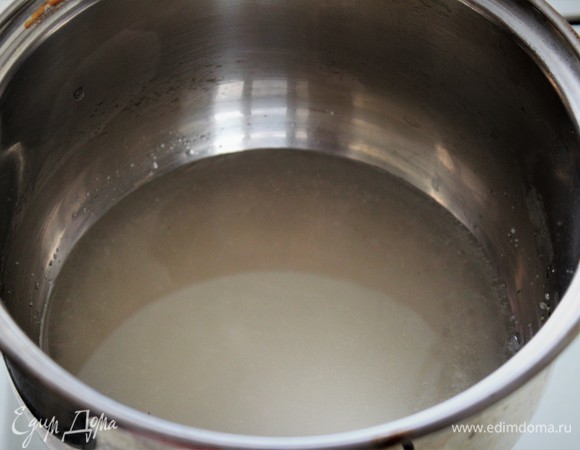 В сотейник налить 100 мл воды, добавить 1 ч. л. лимонной кислоты или сок 1/2 лимона, 250 г сахара.