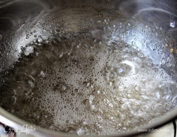 Довести до кипения и уменьшить до маленького огня.