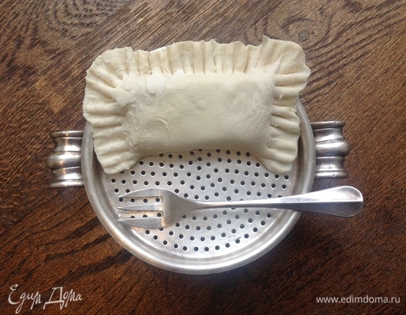 Заворачиваю сыр в тесто. Вилкой прижимаю хорошо края.