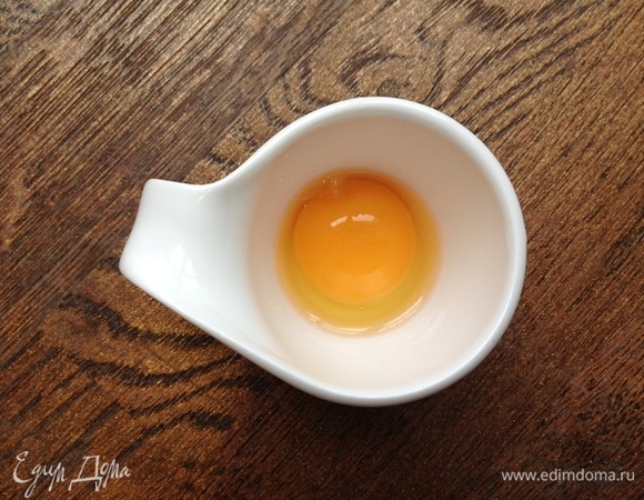 Желток размешиваю. Щедро смазываю им булочки.