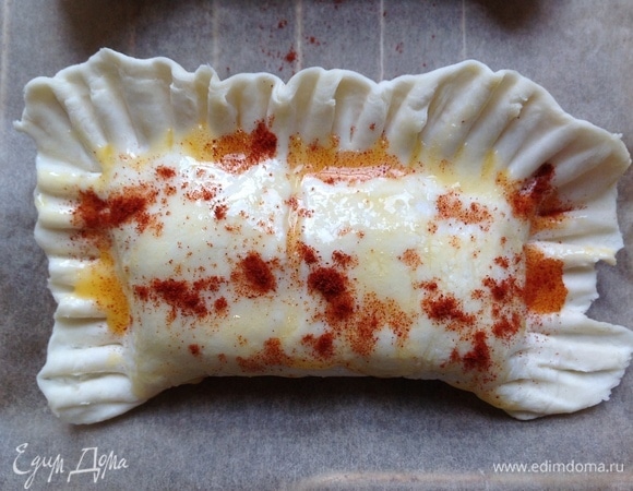 Сверху обозначаю, какие пирожки с чем. Тут паприка.