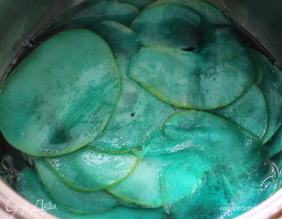 Отмечу, что могут возникнуть сомнения, что сиропа на такое количество слайсов мало. Продолжайте загружать груши. Сиропа достаточно. Довести воду до кипения и проварить груши 3 минуты. Выключить огонь. Дать настояться грушам 10 минут.