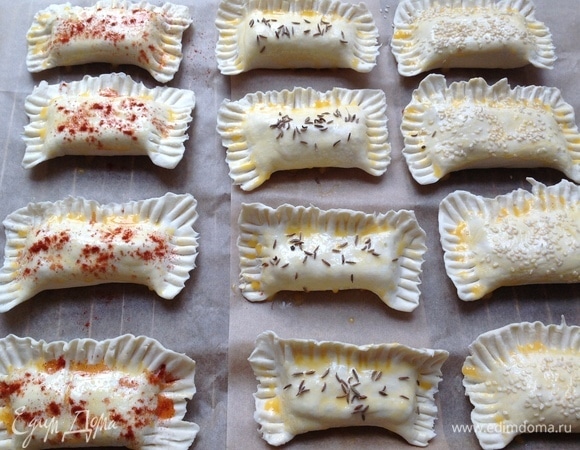 Выкладываю эти пирожки на пергамент. Ставлю в духовку при 190°C на 20–25 минут. Готовность зависит от возможностей вашей духовки.