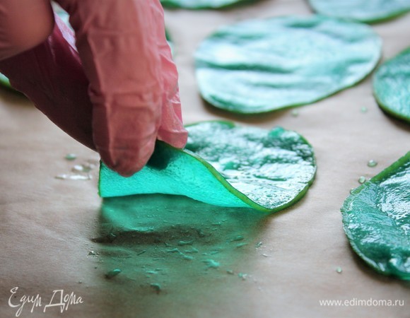 Выкладывать груши на пергамент или поддон дегидратора. Удобно выкладывать при помощи щипцов для спагетти. Я воспользовалась перчатками.