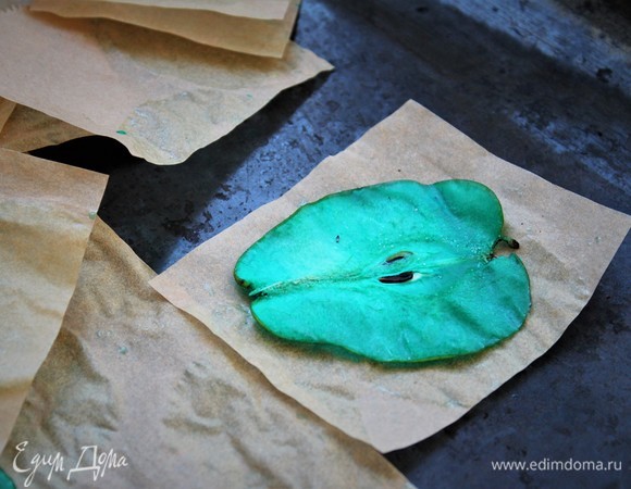 Готовый декор переложить в контейнер и можно хранить в холодильнике. Пергамент, на котором сушились груши, разрезала на прямоугольники и укладывала их между слайсами.