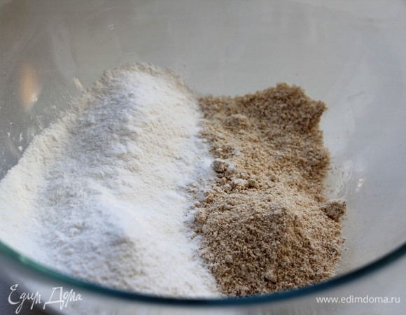 Переходим к торту. Для коржей соединить муку рисовую и овсяную.