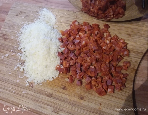 Мелко нарезать чоризо, сыр манчего натереть на терке.