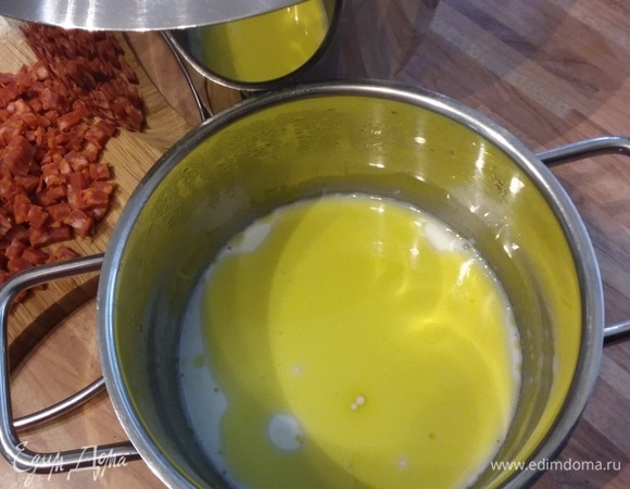 Молоку дать закипеть и охладиться, влить оливковое масло. В чаше комбайна соединить оба вида муки, сахар и соль.