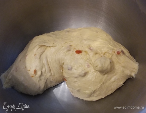 Вымесить мягкое эластичное, чуть липнущее к рукам тесто, которое полностью отстает от стенок чаши комбайна. Чашу накрыть пленкой и поместить в теплое место на расстойку на 1 час.