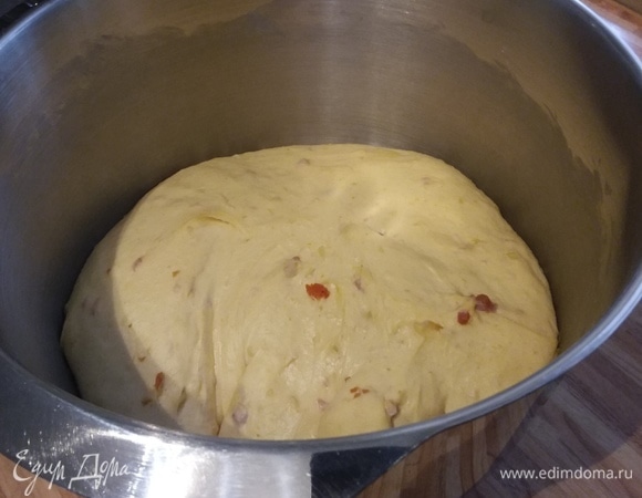 Подошедшее тесто обмять и выложить на припыленную мукой поверхность.