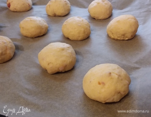 Разделить на равные части и сформировать булочки (у меня получилось 20 штук). Выложить на растоянии на противень, покрытый пергаментной бумагой. Накрыть чистым полотенцем и оставить на отдых на 15 минут.