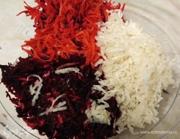 Свеклу, редьку и морковь натереть на терке.