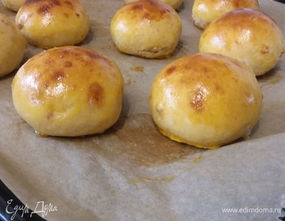 Тест на сухую палочку подскажет о готовности булочек.