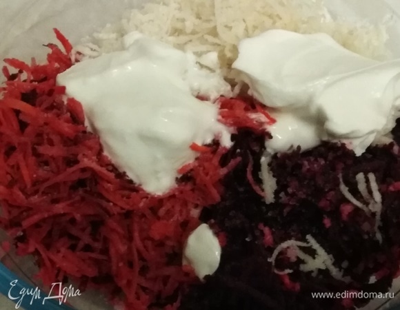 Посолить, добавить сметану, по желанию — зелень сельдерея. Перемешать.