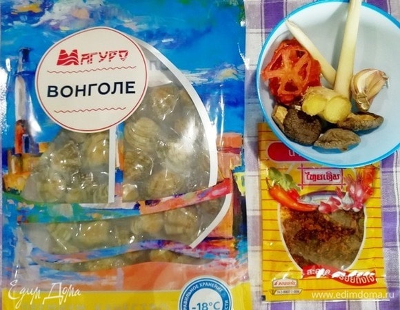 Подготовим основные ингредиенты: клеммы вонголе ТМ «Магуро», сушеные грибы шиитаке, имбирь, чеснок, сушеные пряные помидоры, лемонграсс и острые сушеные креветки.