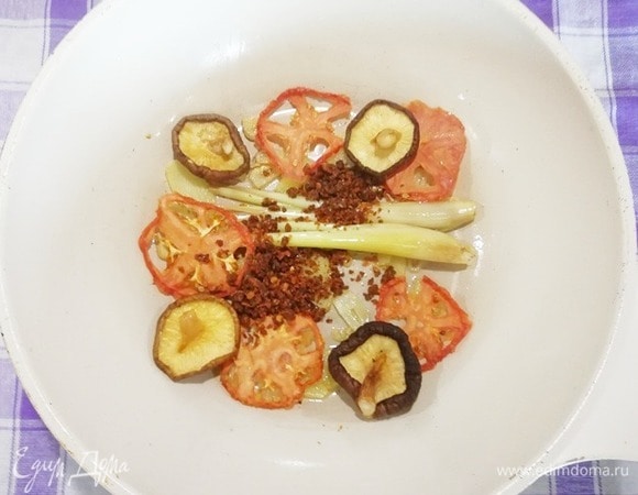 Добавляем сушеные креветки, помидоры, шиитаке.